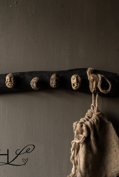 Antike Holzgarderobe fumé Tribal