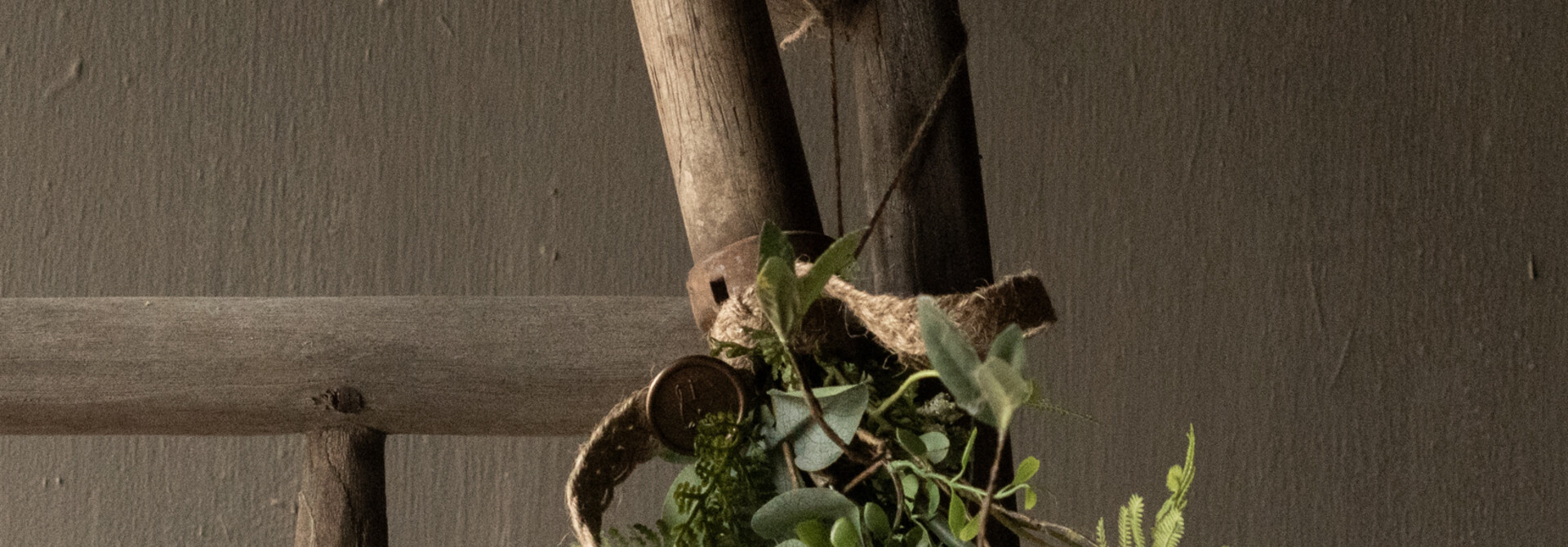Altes Holzschiffchen mit künstlichem grünen Quasten