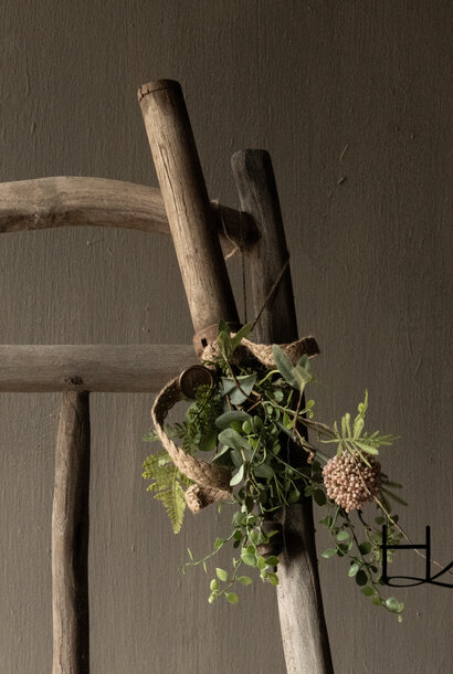 Altes Holzschiffchen mit künstlichem grünen Quasten