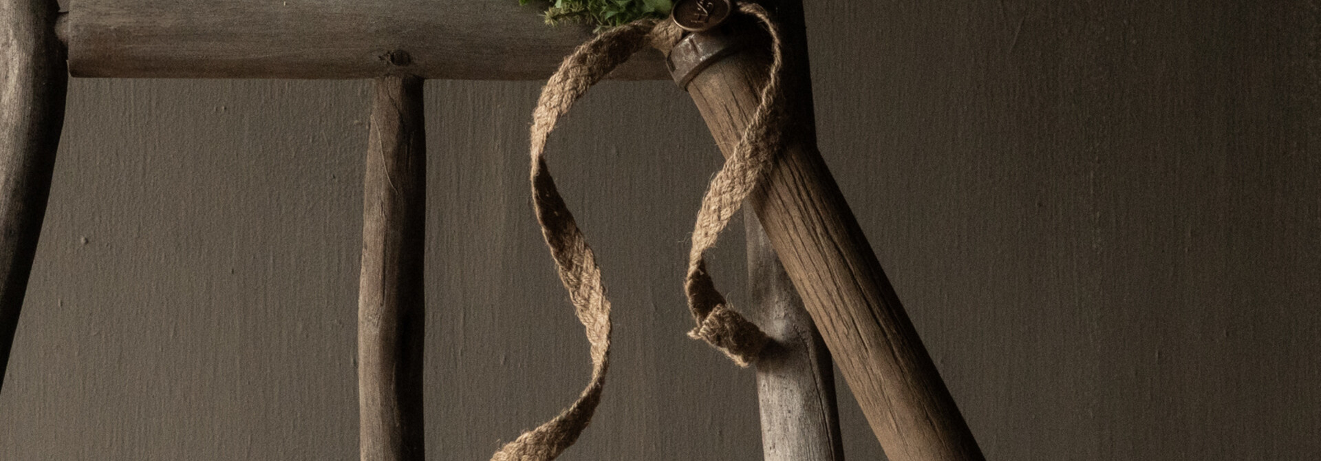 Altes Holzschiffchen mit künstlichem grünen Quasten