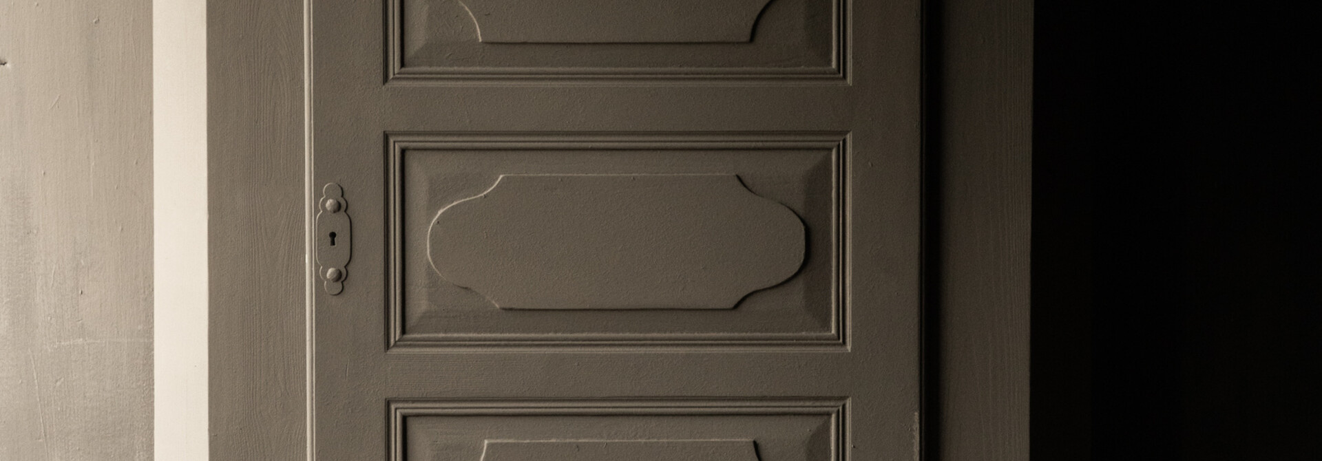Unieke Eén deurs kast in de kleur taupe