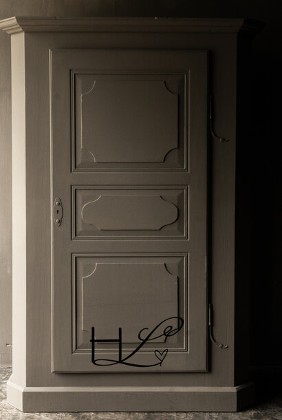 Einzigartiger eintüriger Schrank in Taupe-Farbe