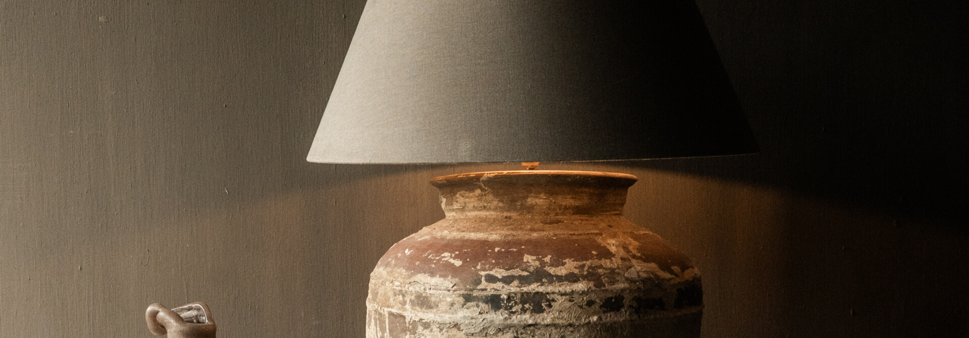 Kruiklamp van oude Authentieke Waterpot
