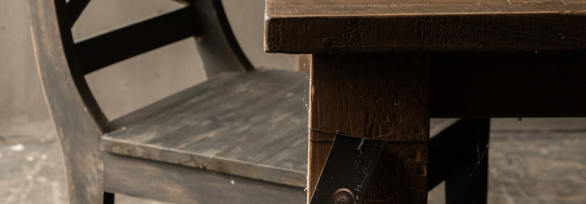 Houten Cross Kruisstoel – Antique Grey showroommodel