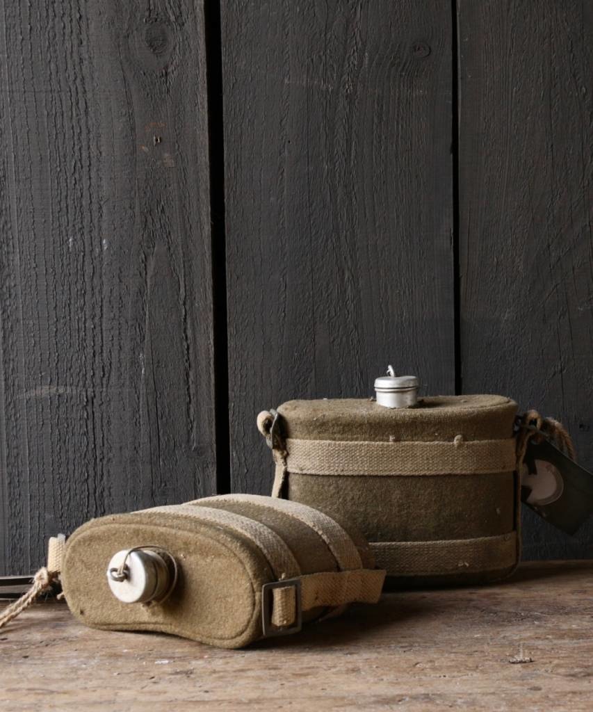 Oude gebruikte veldfles-2