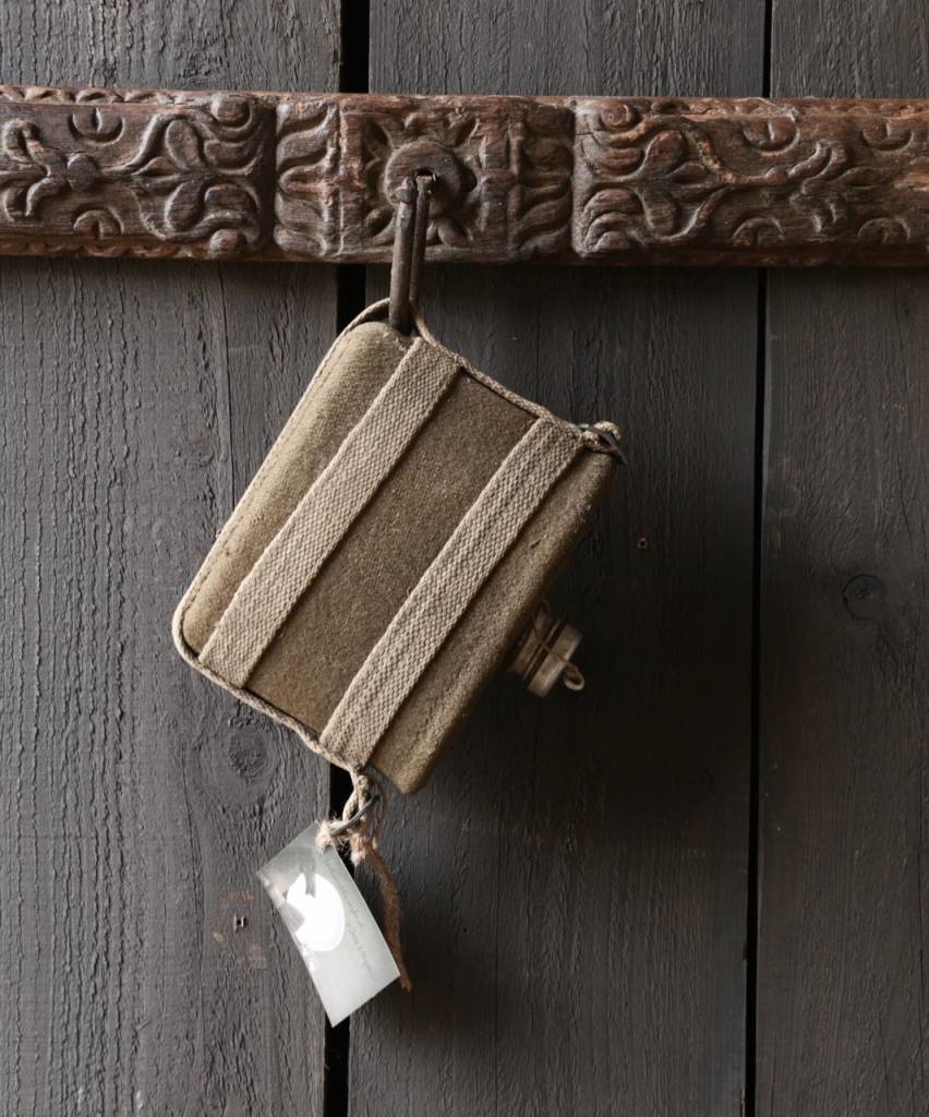 Oude gebruikte veldfles-5