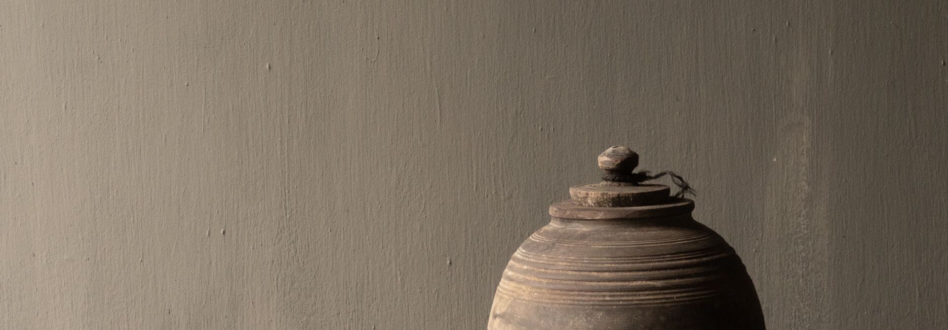 Nepalese oude houten Pot , kruik met deksel