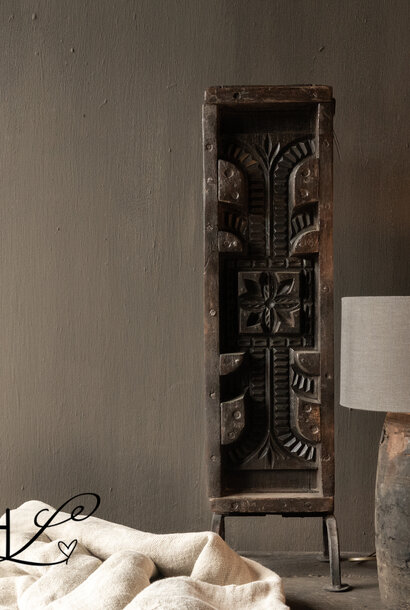 Schöne alte Steinform / Fensterform aus Holz auf Eisensockel