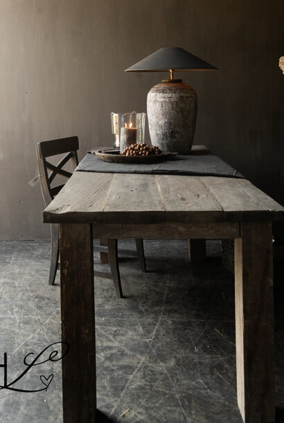 Stoer oud houten  old farm eetkamer  tafel  Aura Peeperkorn
