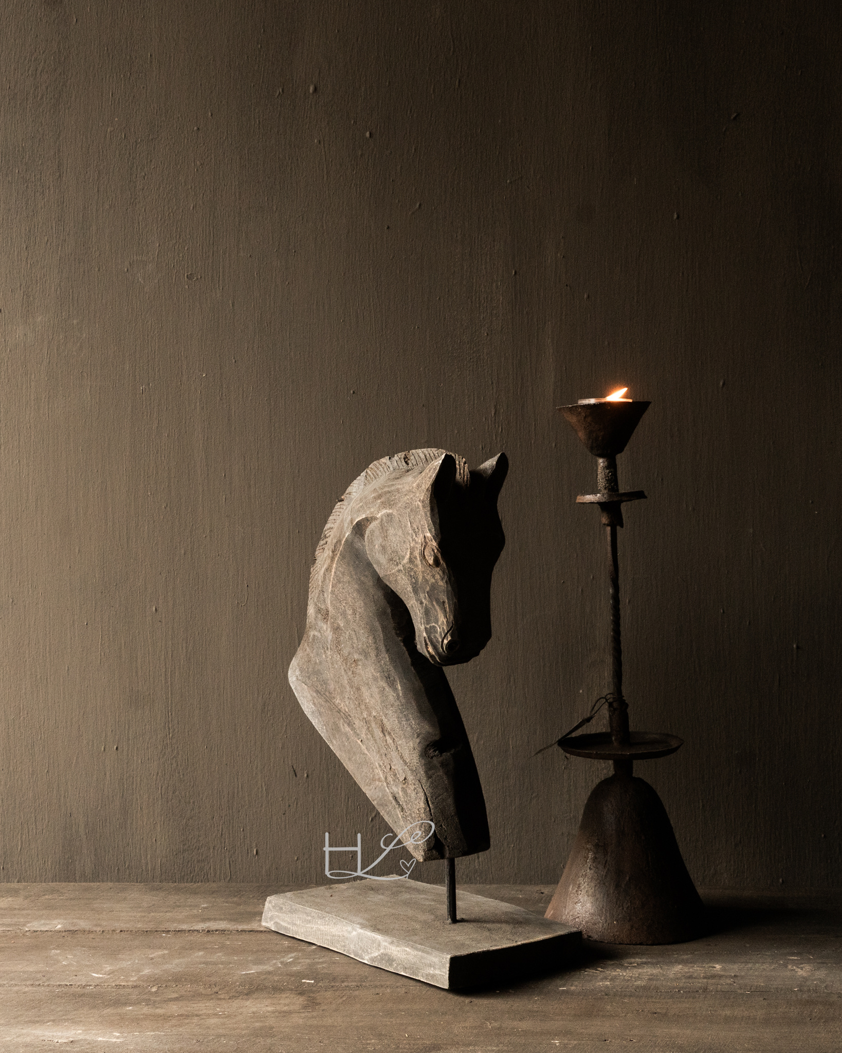 Vintage handgemachter alter Pferdekopf aus Holz auf Holzstativ-1