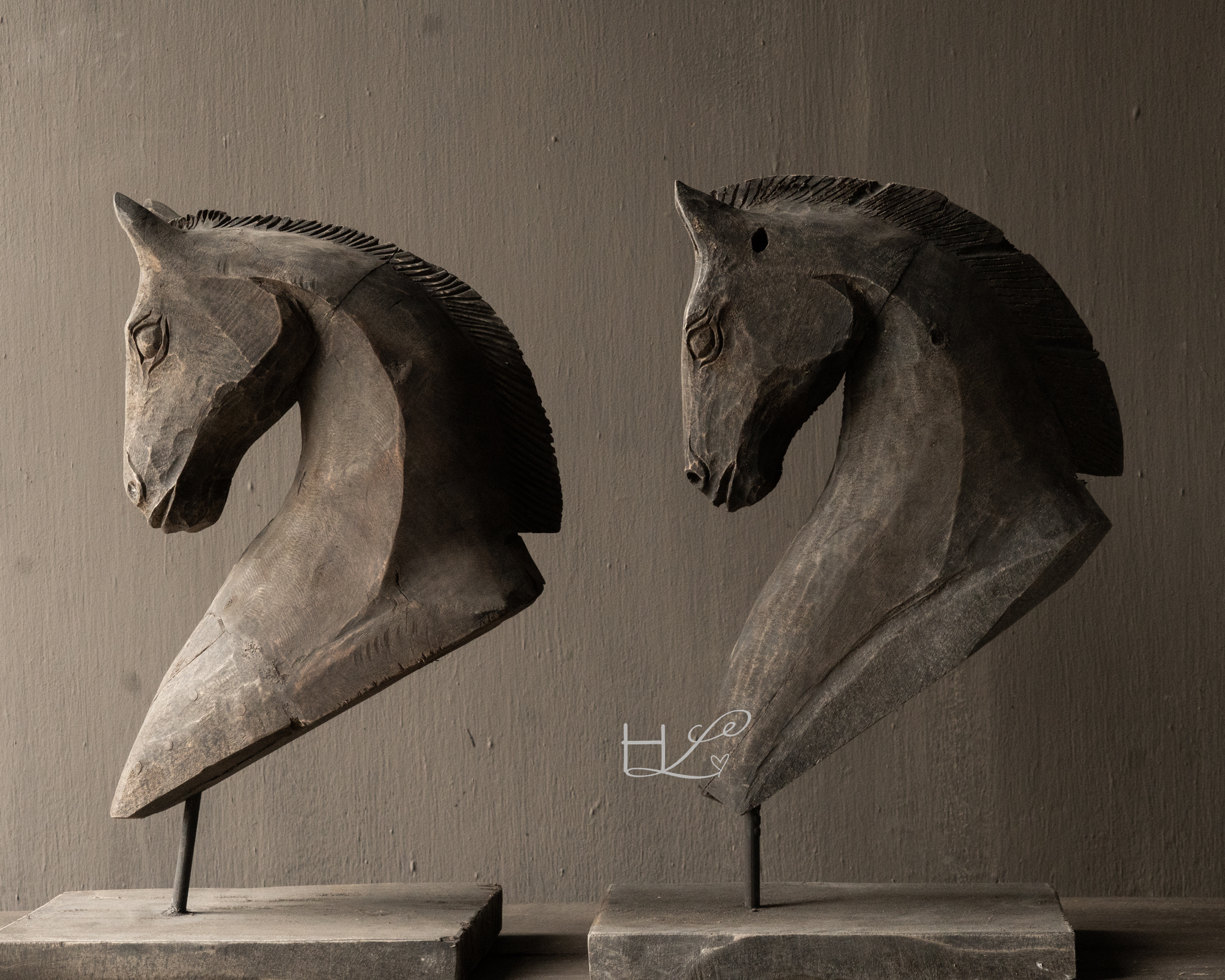 Vintage handgemachter alter Pferdekopf aus Holz auf Holzstativ-3