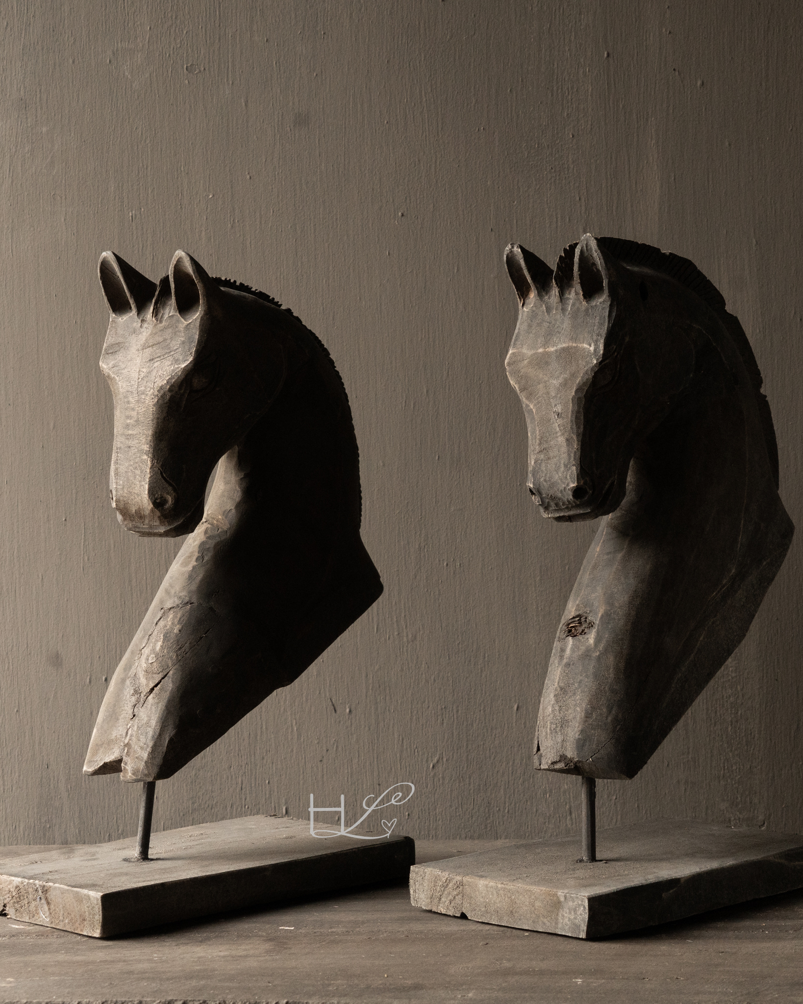 Vintage handgemachter alter Pferdekopf aus Holz auf Holzstativ-4