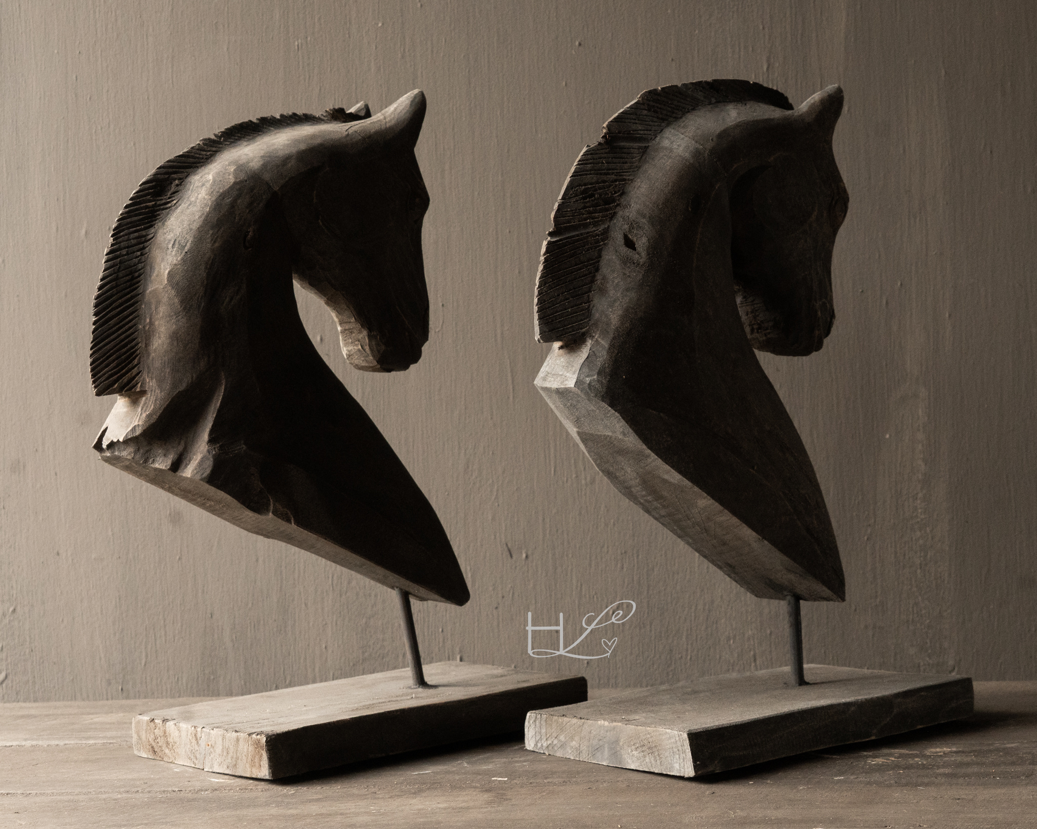 Vintage handgemachter alter Pferdekopf aus Holz auf Holzstativ-5