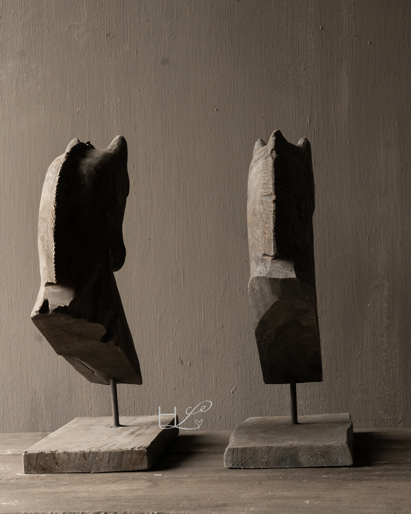 Vintage handgemachter alter Pferdekopf aus Holz auf Holzstativ-6