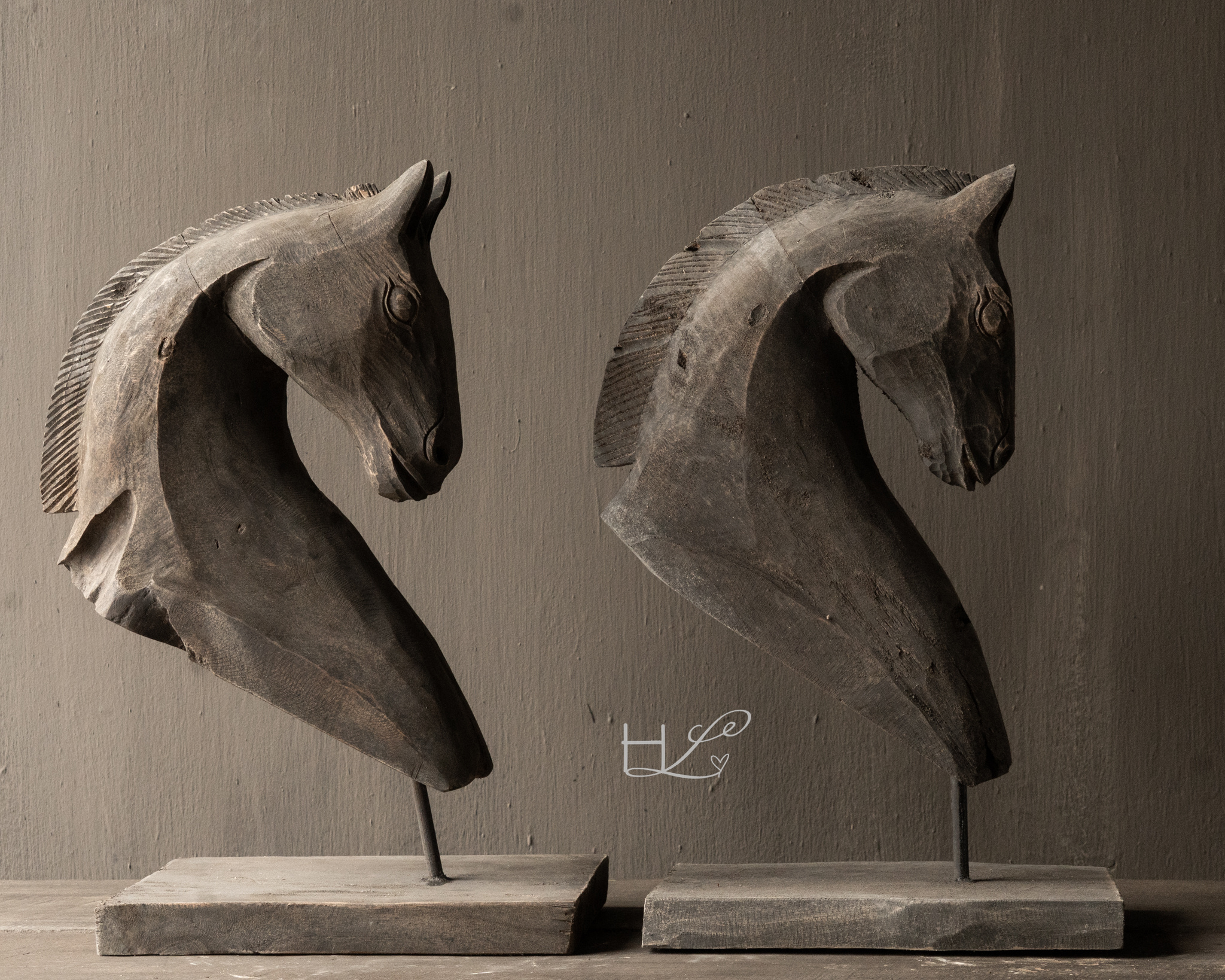 Vintage handgemachter alter Pferdekopf aus Holz auf Holzstativ-7