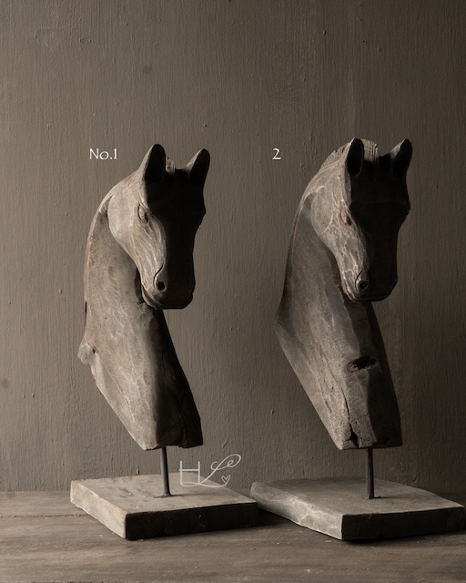 Vintage handgemachter alter Pferdekopf aus Holz auf Holzstativ-2