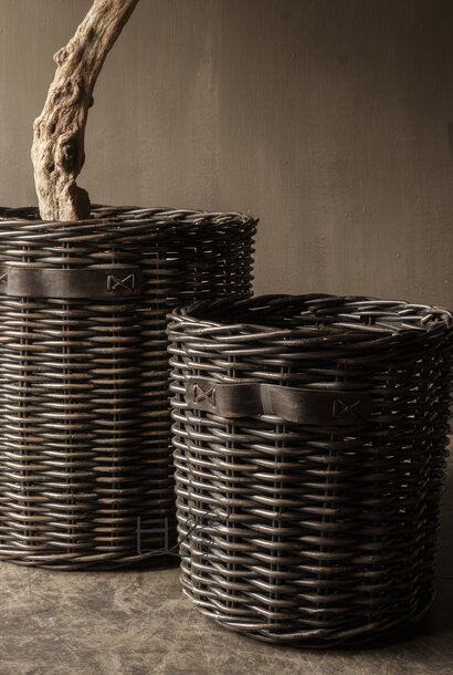 schöner schwarz/brauner Weidenkorb mit stabilen Ledergriffen