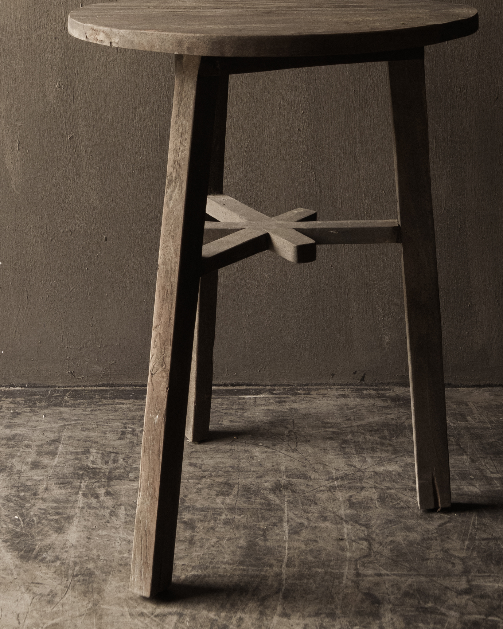 Großer, hoher, runder Beistelltisch aus Holz-3