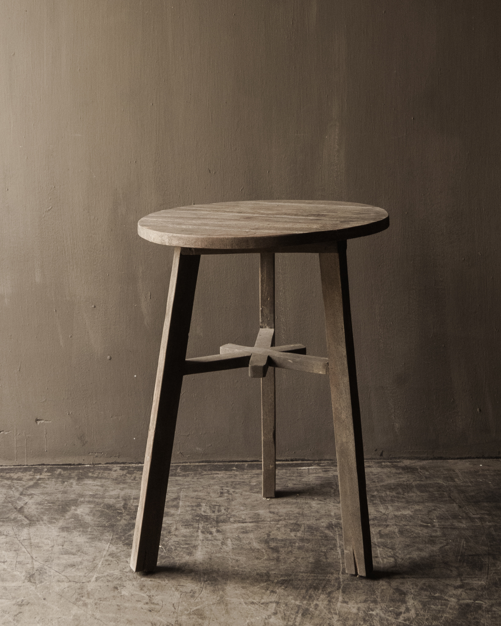 Großer, hoher, runder Beistelltisch aus Holz-2