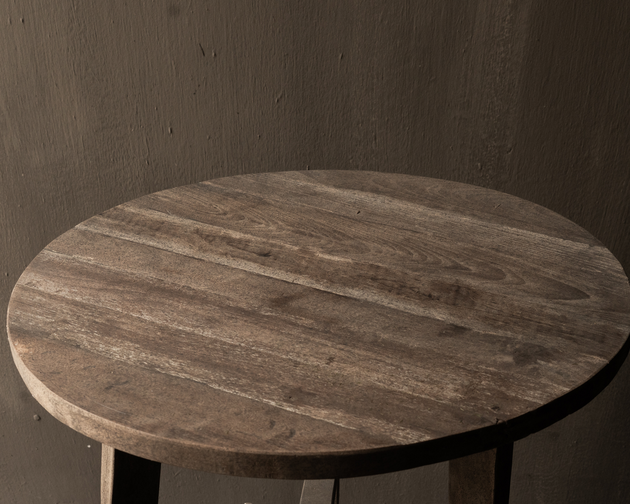 Großer, hoher, runder Beistelltisch aus Holz-5