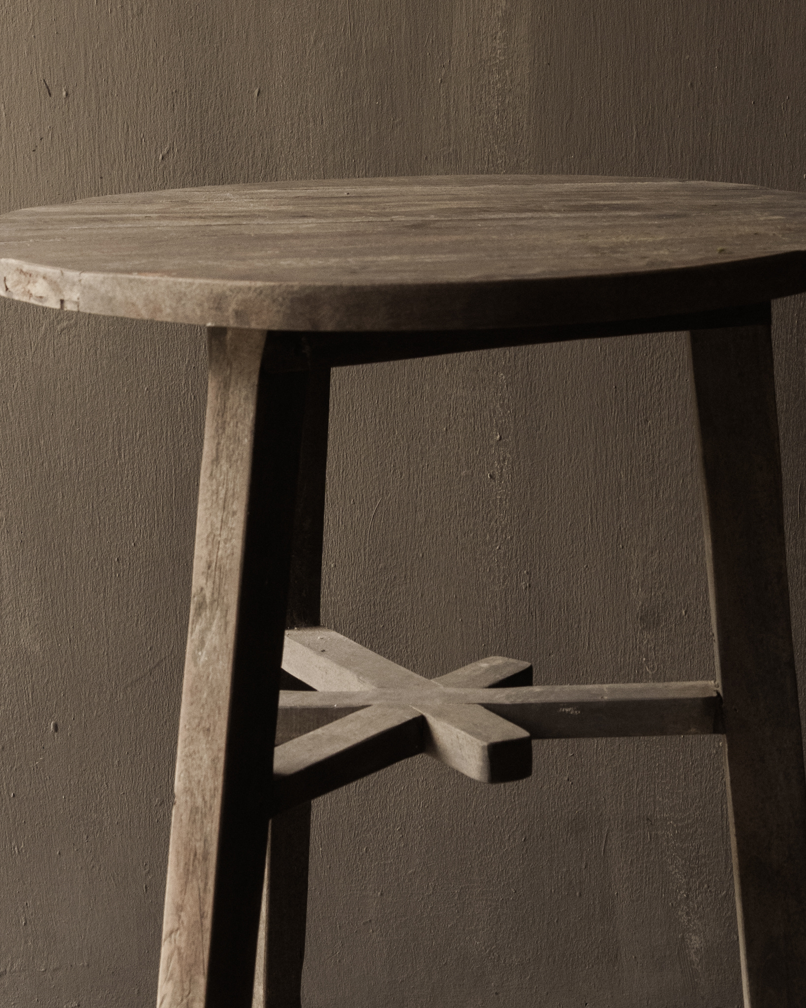 Großer, hoher, runder Beistelltisch aus Holz-4