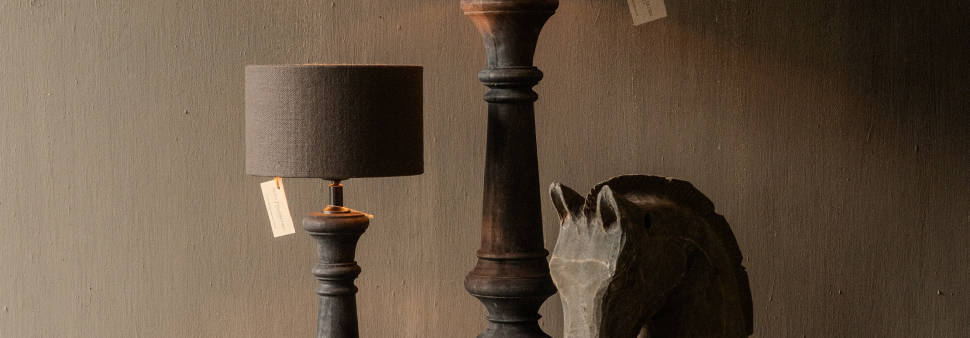 Stoer zwart houten tafellamp