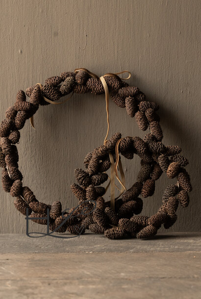 Alnus krans met elzenproppen en fluwelen lint