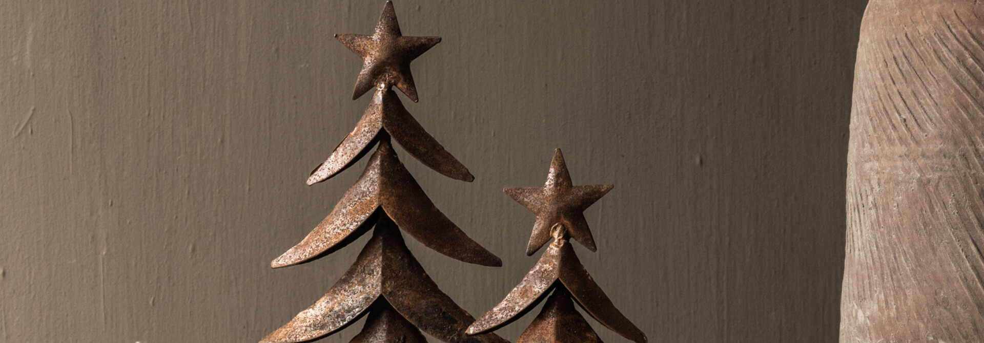 Set of 2 rusty iron Christmas trees with wooden bases
