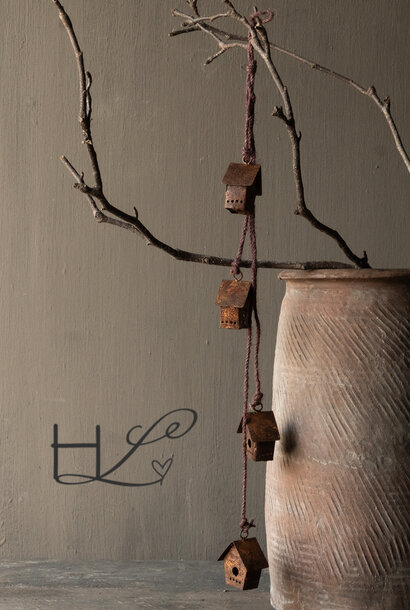 Touw slinger met roest ijzeren vogelhuisjes