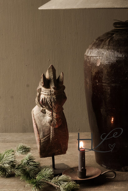 Vintage handgemachtes altes Holzpferd auf Stativ