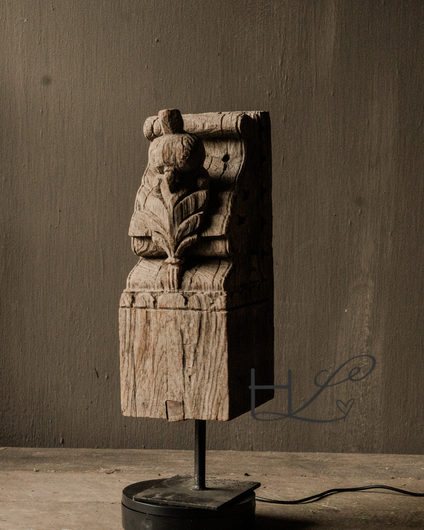 authentieke houten ornament op ijzeren voet-2