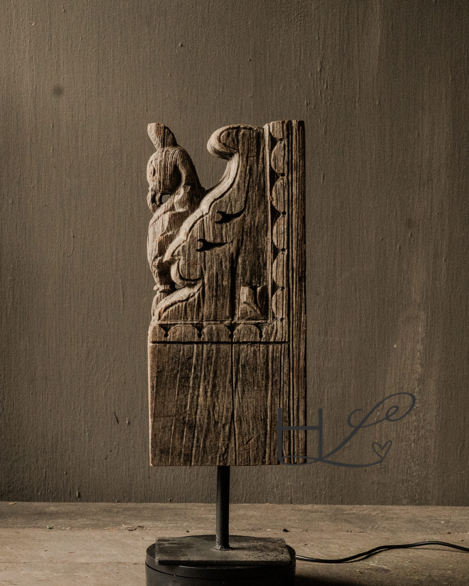 authentieke houten ornament op ijzeren voet-3