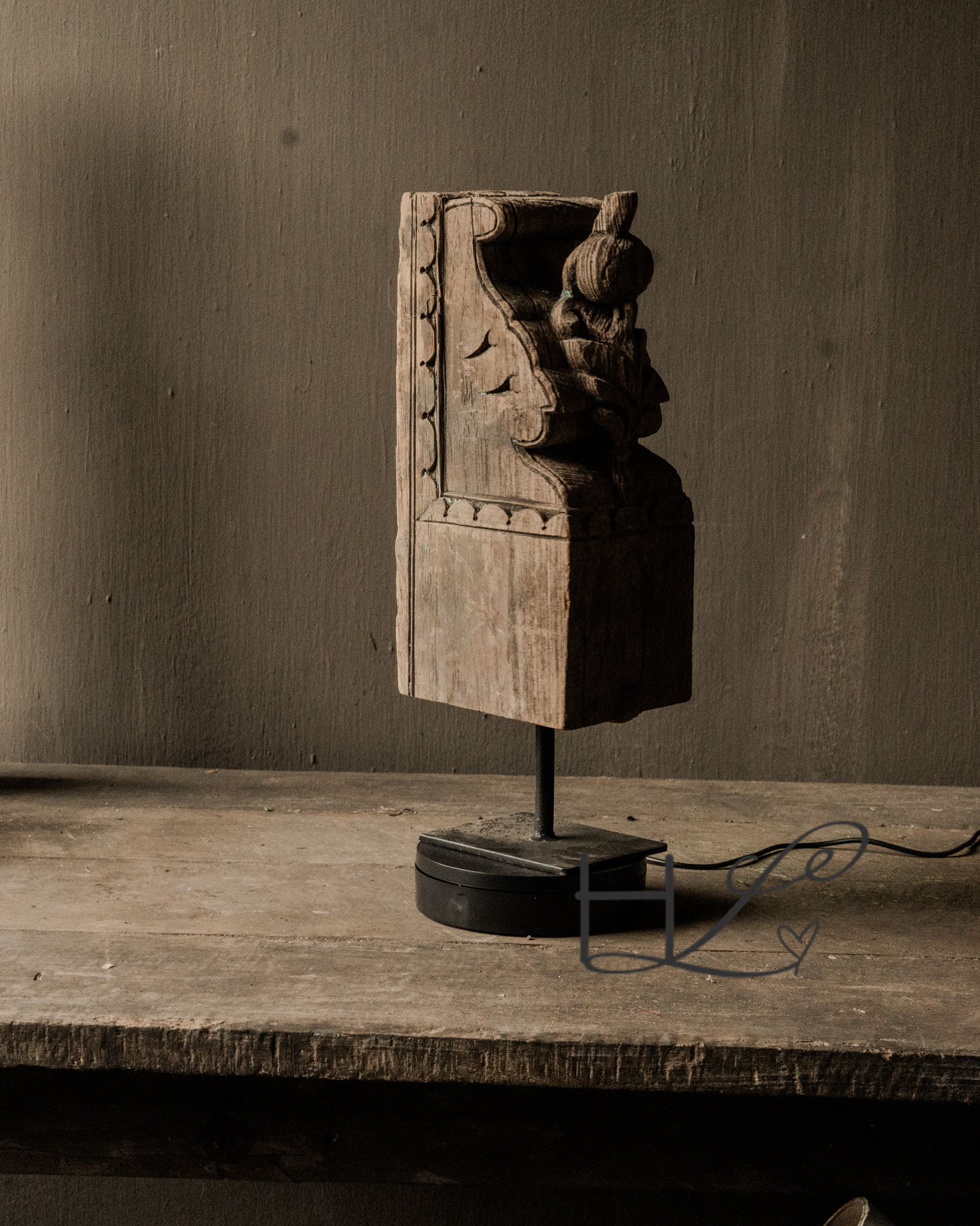 authentieke houten ornament op ijzeren voet-7