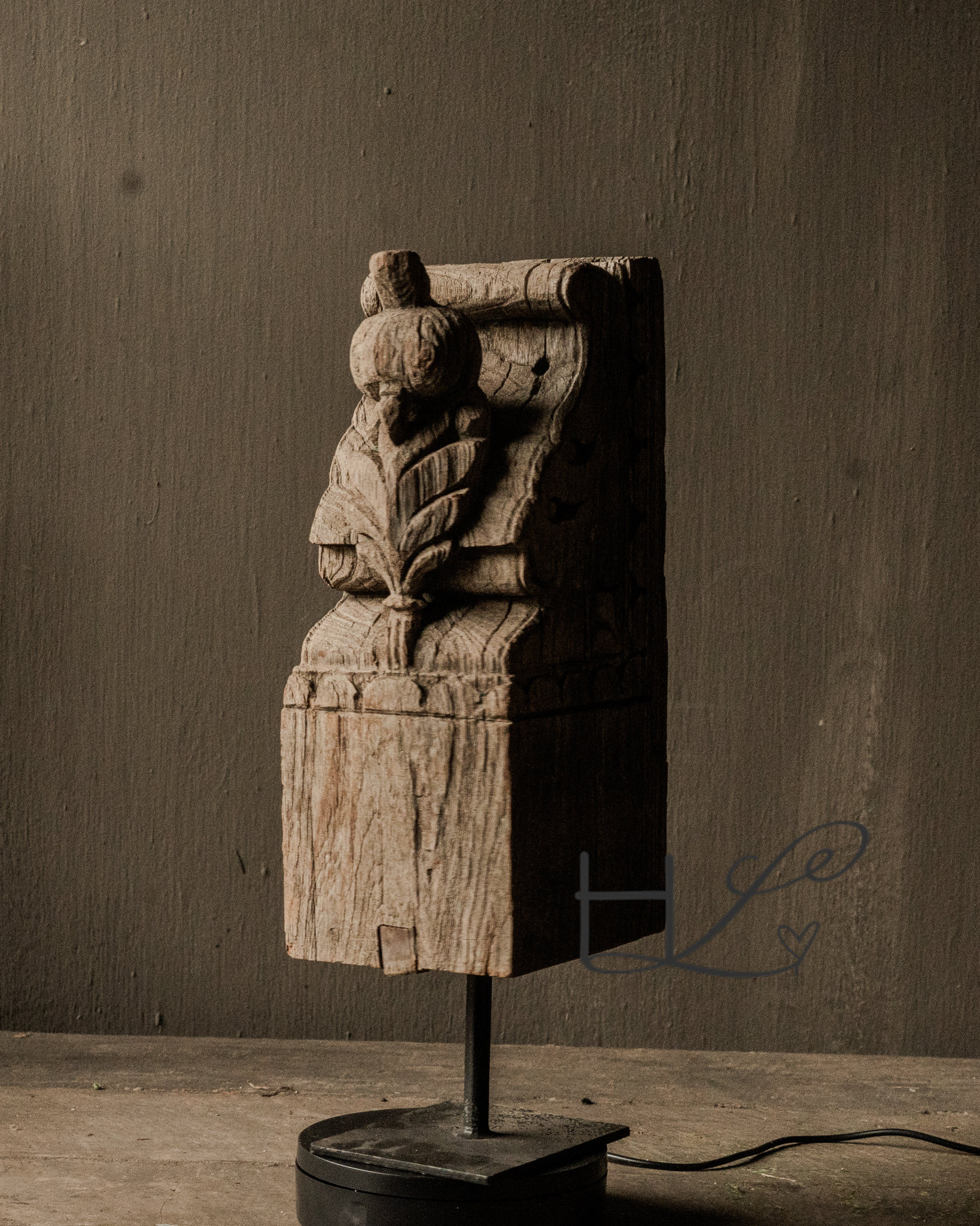 authentieke houten ornament op ijzeren voet-9