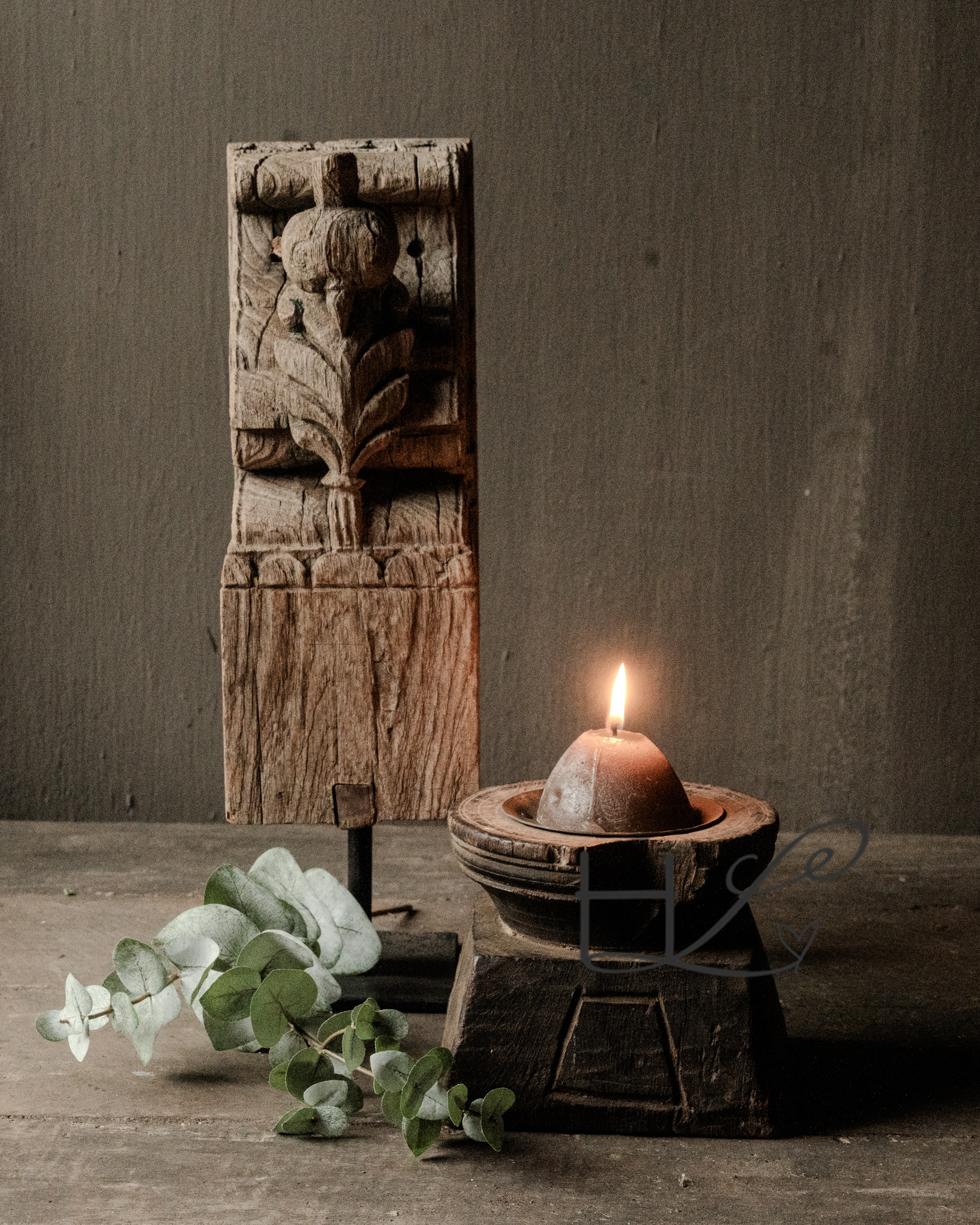 authentieke houten ornament op ijzeren voet-1