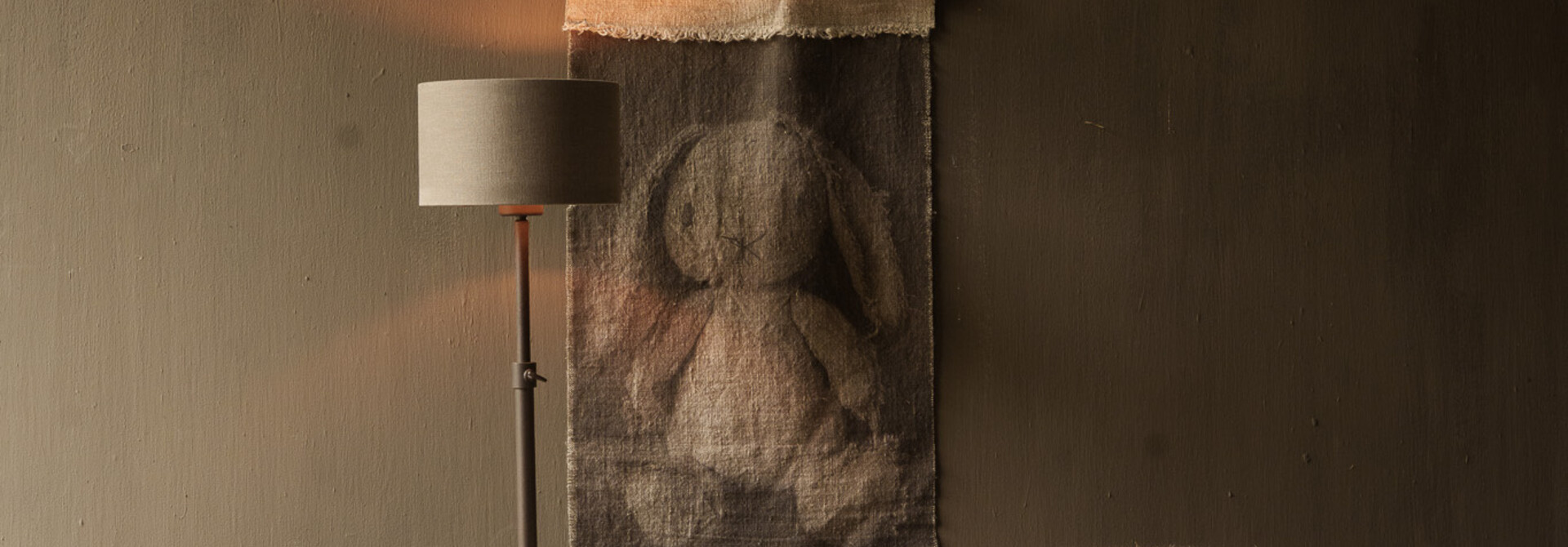 Baby shabby wandhanger 'stoer konijn' - 40x60