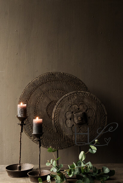 Unvollkommener antiker Kerzenständer aus Eisen