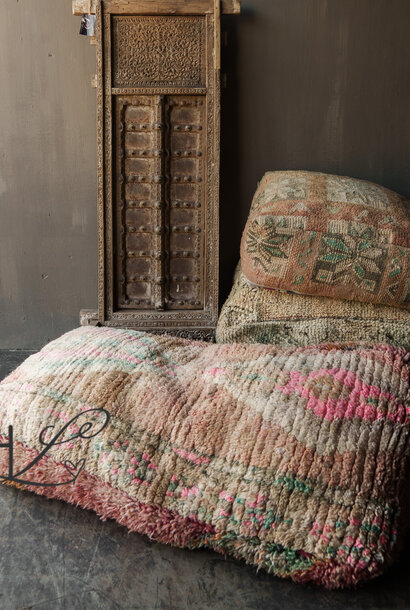 Marokkaanse  Berber kussen in zachte pastel kleuren