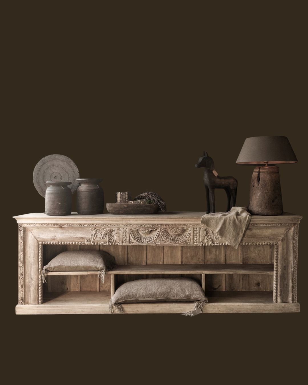 open vakken dressoir met houtsijwerk-1