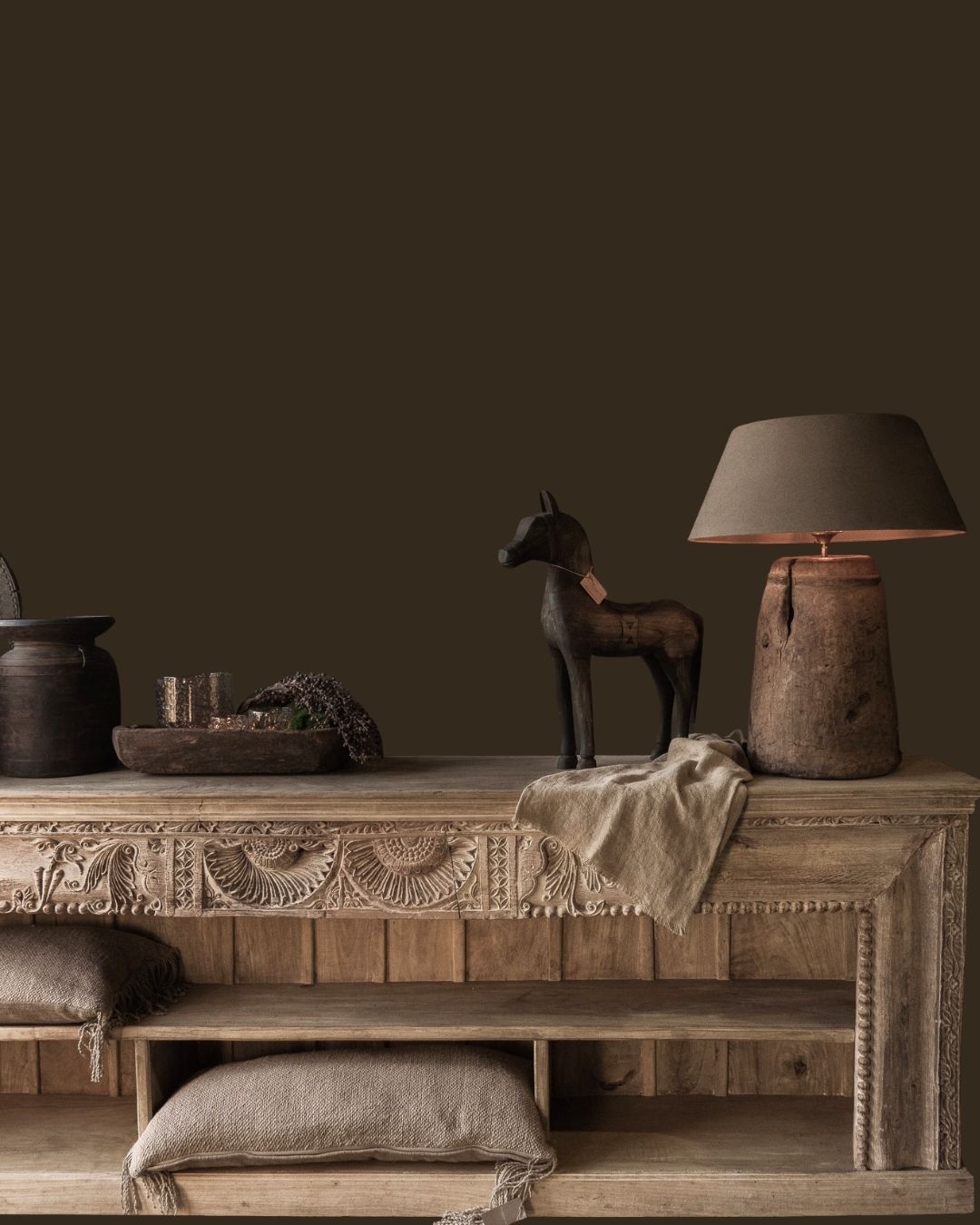 open vakken dressoir met houtsijwerk-2