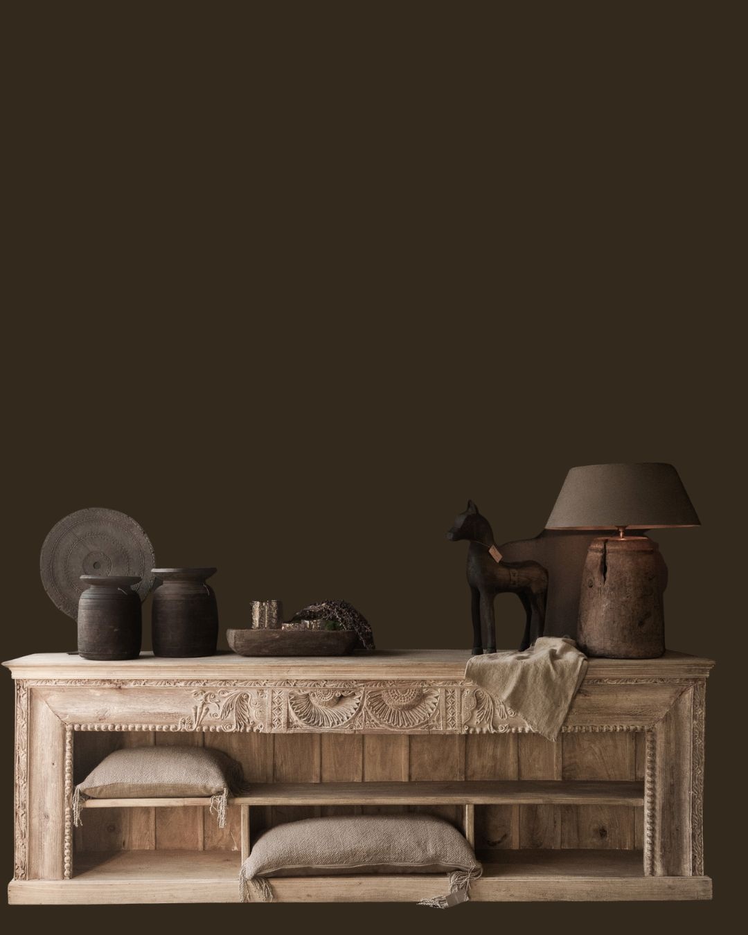 open vakken dressoir met houtsijwerk-3