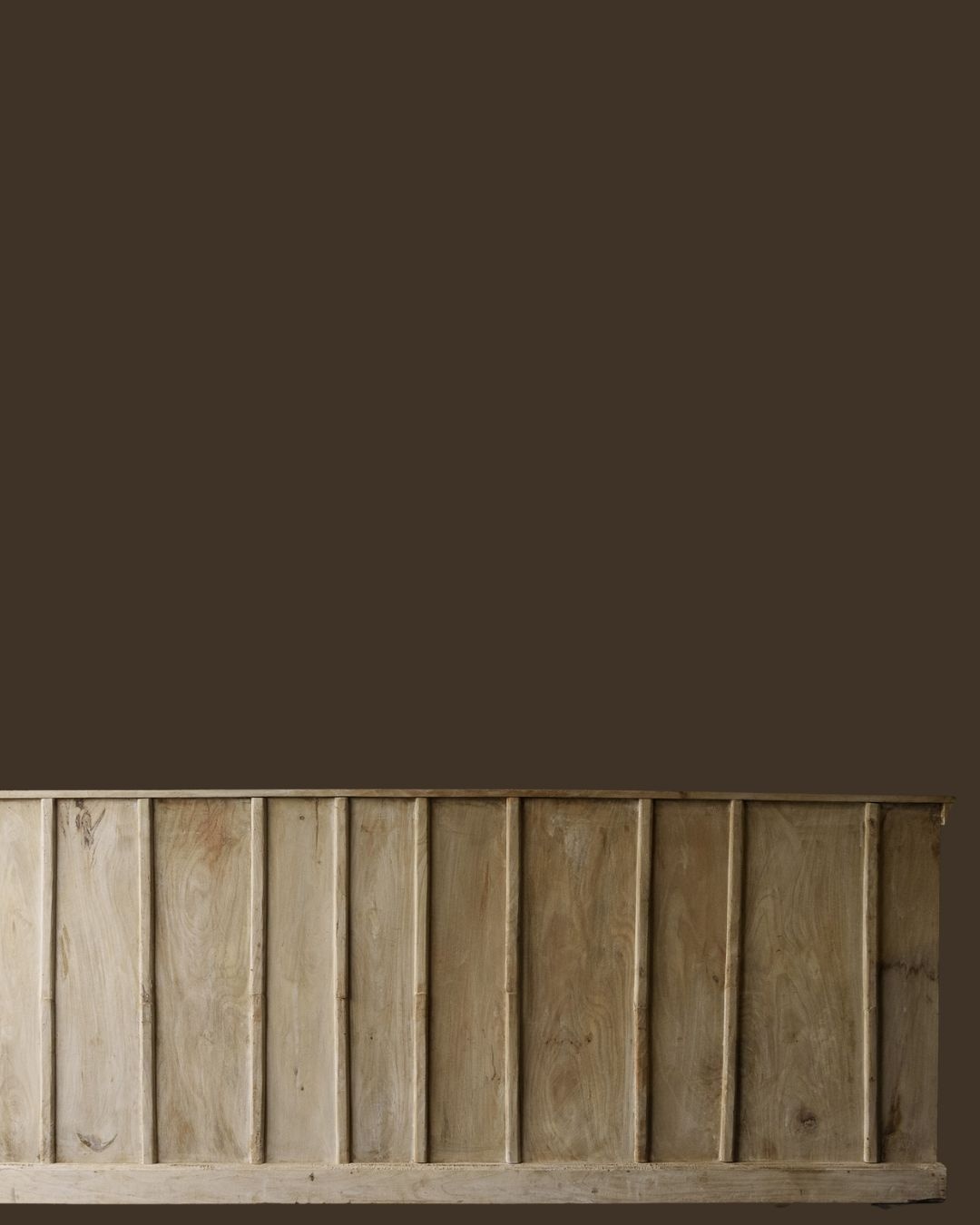 open vakken dressoir met houtsijwerk-7