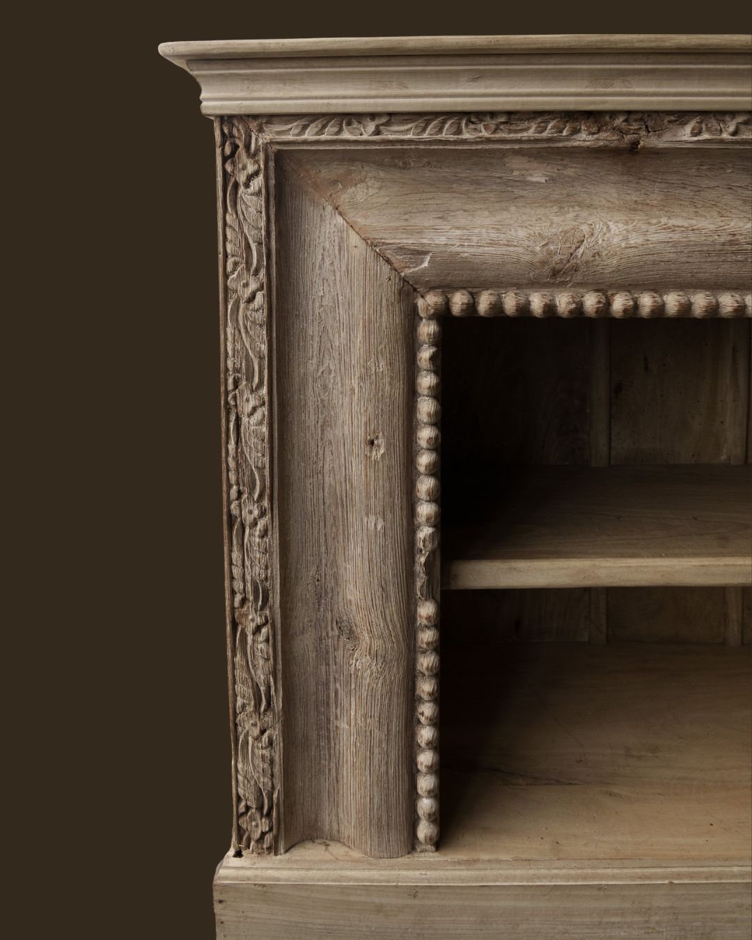 open vakken dressoir met houtsijwerk-8