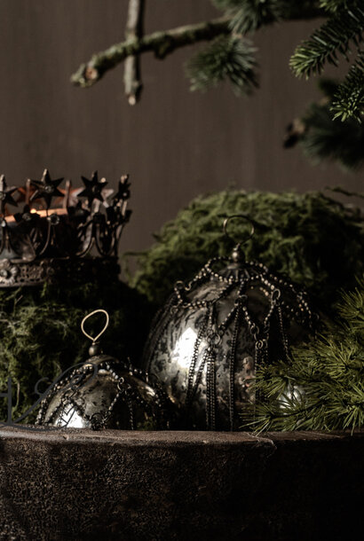 alte silberne Glas-Weihnachtskugel mit dunkler Metallkette