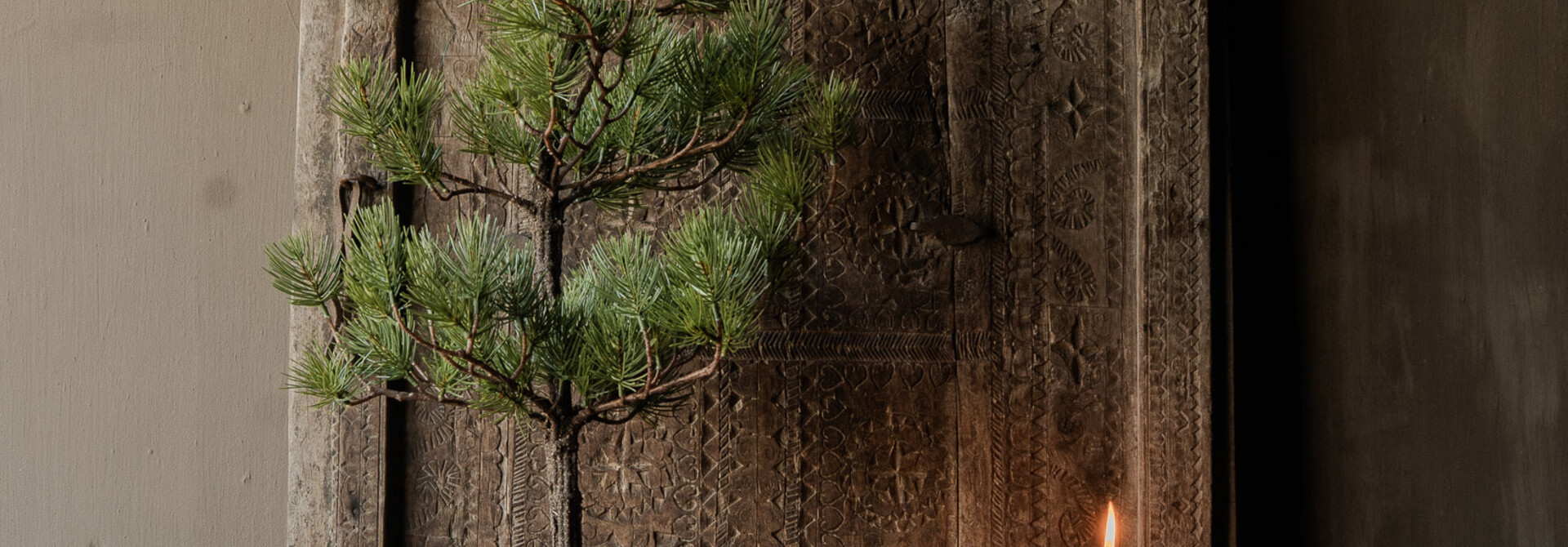 Antieke kruik met een mooie groene door de tijd getekende glazuurlaag