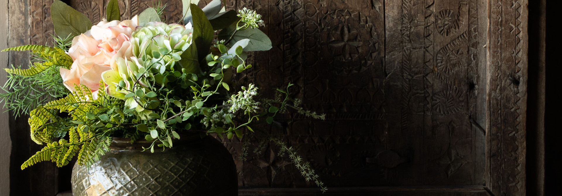 Antieke kruik met een mooie groene door de tijd getekende glazuurlaag