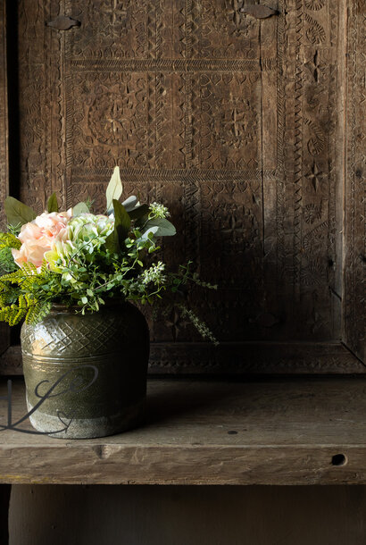 Antieke kruik met een mooie groene door de tijd getekende glazuurlaag