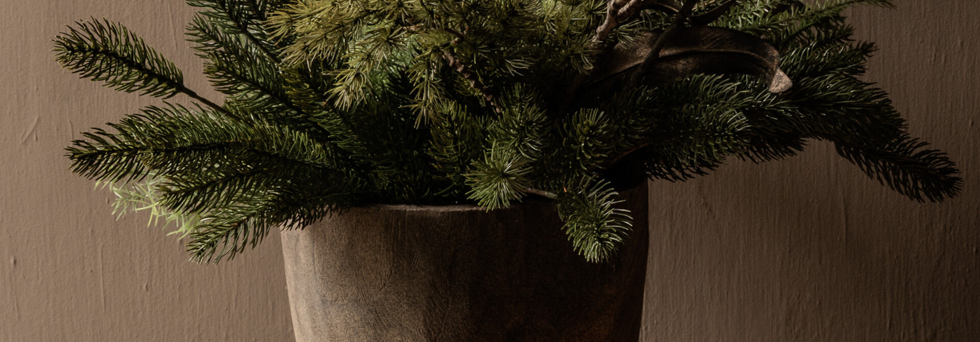 Imperfecte houten pot op pootjes uit een stuk hout handgemaakt