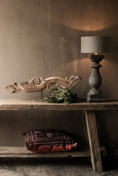 Groot oud houten ornament op standaard