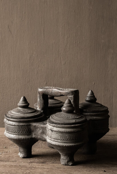 Kräuterkasten aus Steingut auf Beinen